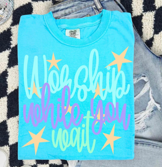 Worship While You Wait | Comfort Colors Graphic Tee | Christian Faith Shirt